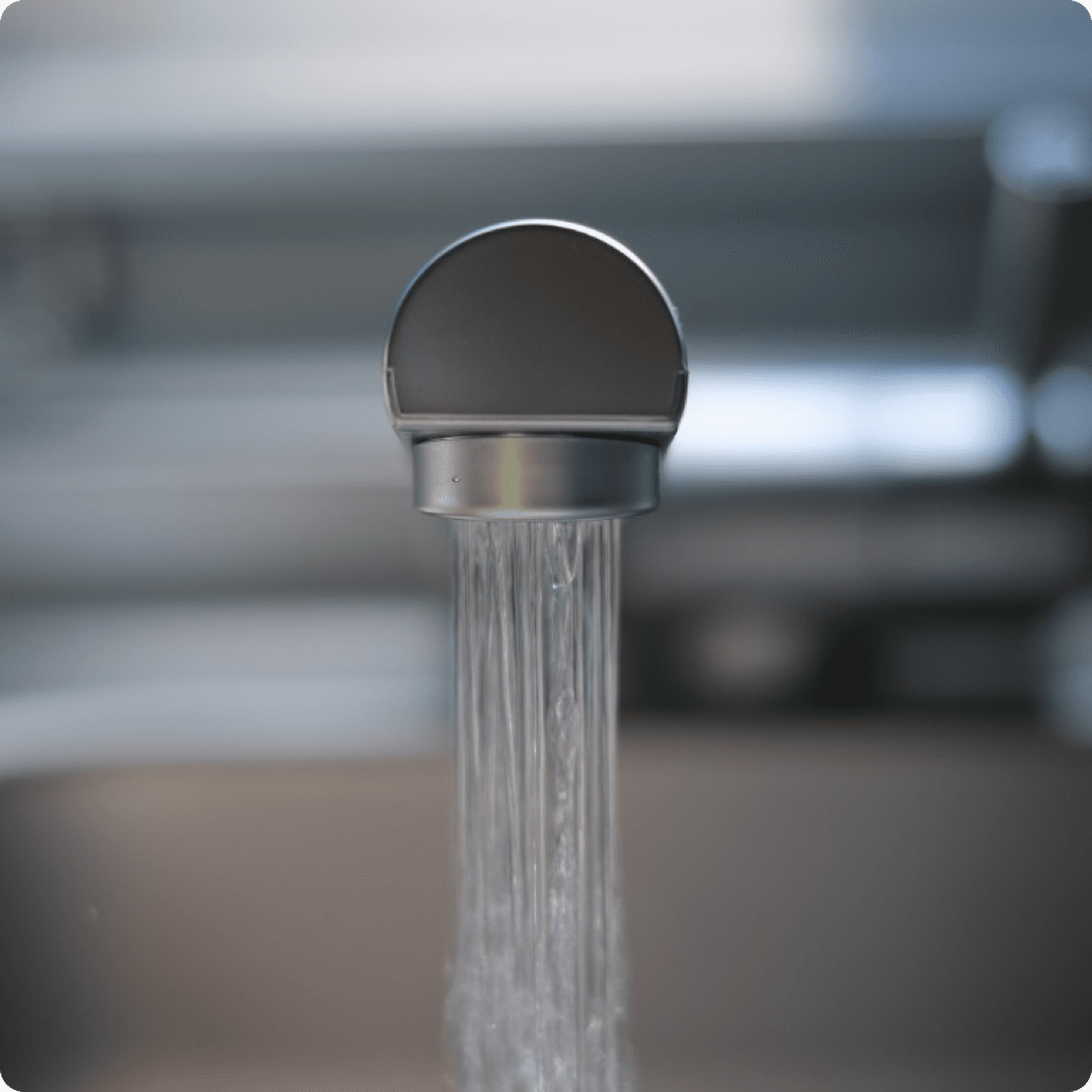 Een illustratie van het gasloze warmwatersysteem met de HeatCycle warmtepomp, waarbij warm water direct uit de kraan stroomt.