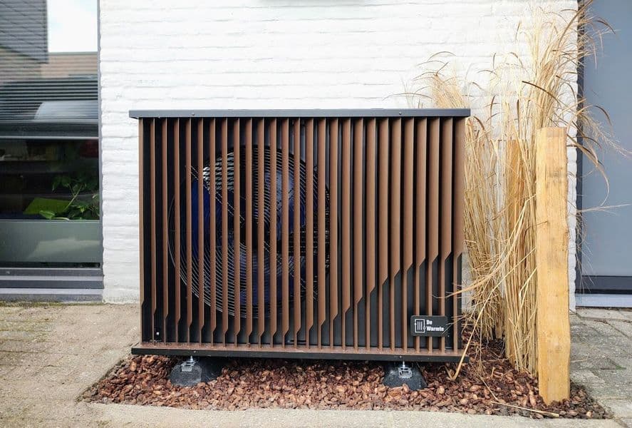warmtepomp-geplaatst-tegen-huis