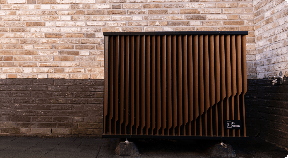 Impressiefoto van de Pomp-AO hybride warmtepomp, waarbij het ontwerp en de functionaliteit van de warmtepomp worden getoond