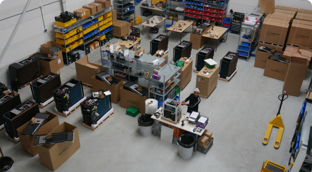 mpressiefoto van het magazijn van DeWarmte, waarbij de opslagruimte en organisatie van materialen en apparatuur worden getoond.